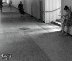 スマホを盗まれそうになった時の女子の対応が凄い!