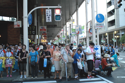 ねぶた祭当日の交差点