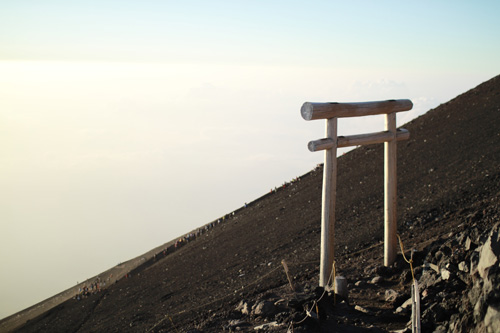 九合目前の白い鳥居