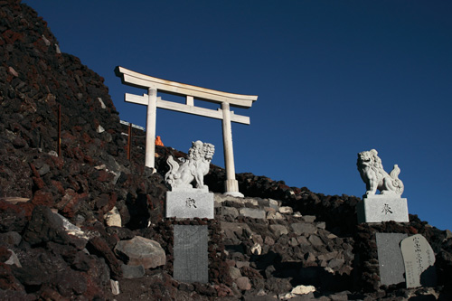 富士山の頂上前の鳥居