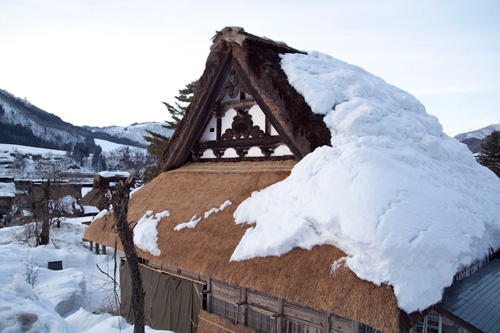 微妙な雪の積もり方の合掌造り